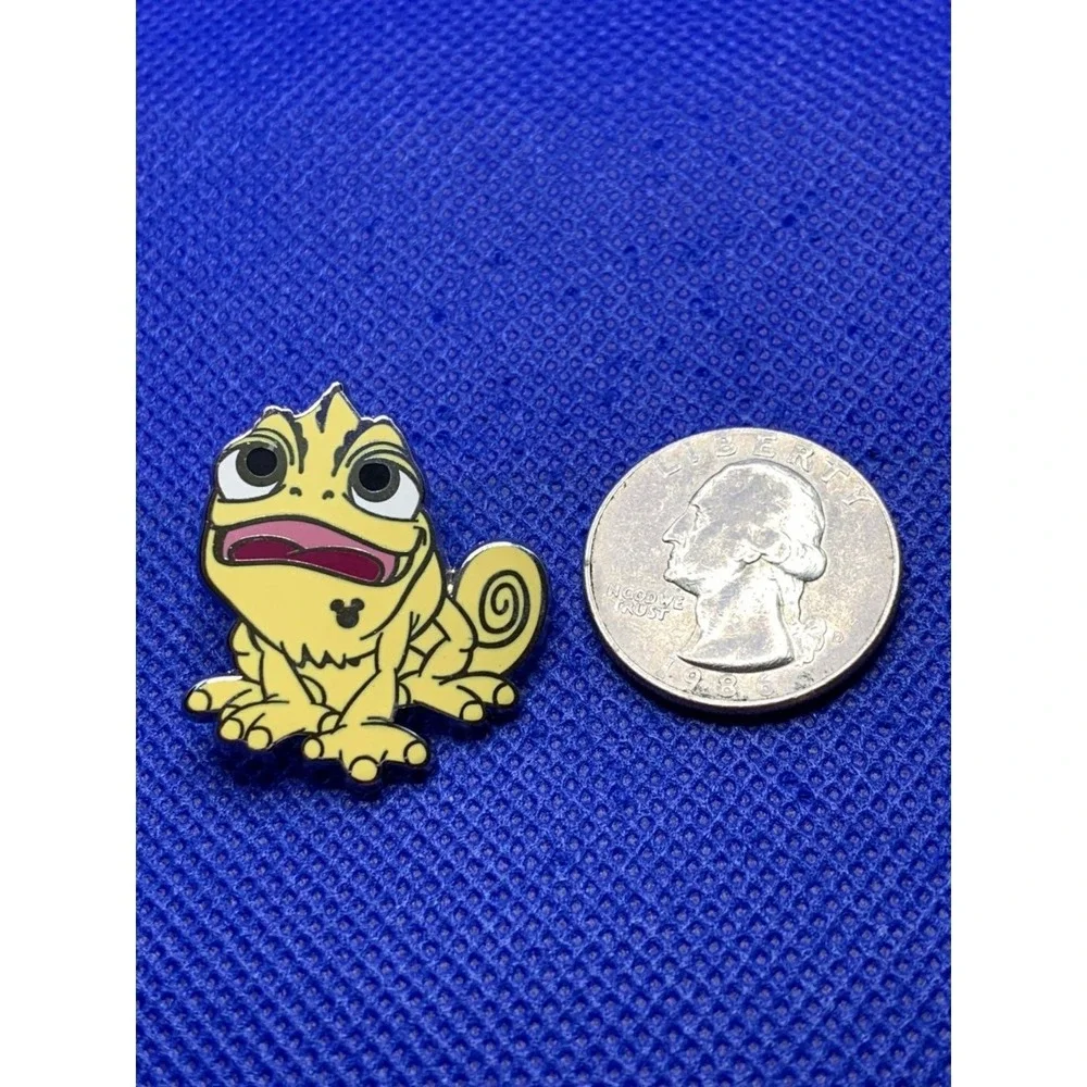 Pascal tangled rapunzel disney pin 2014 Hidden Mickey Set Yellow
